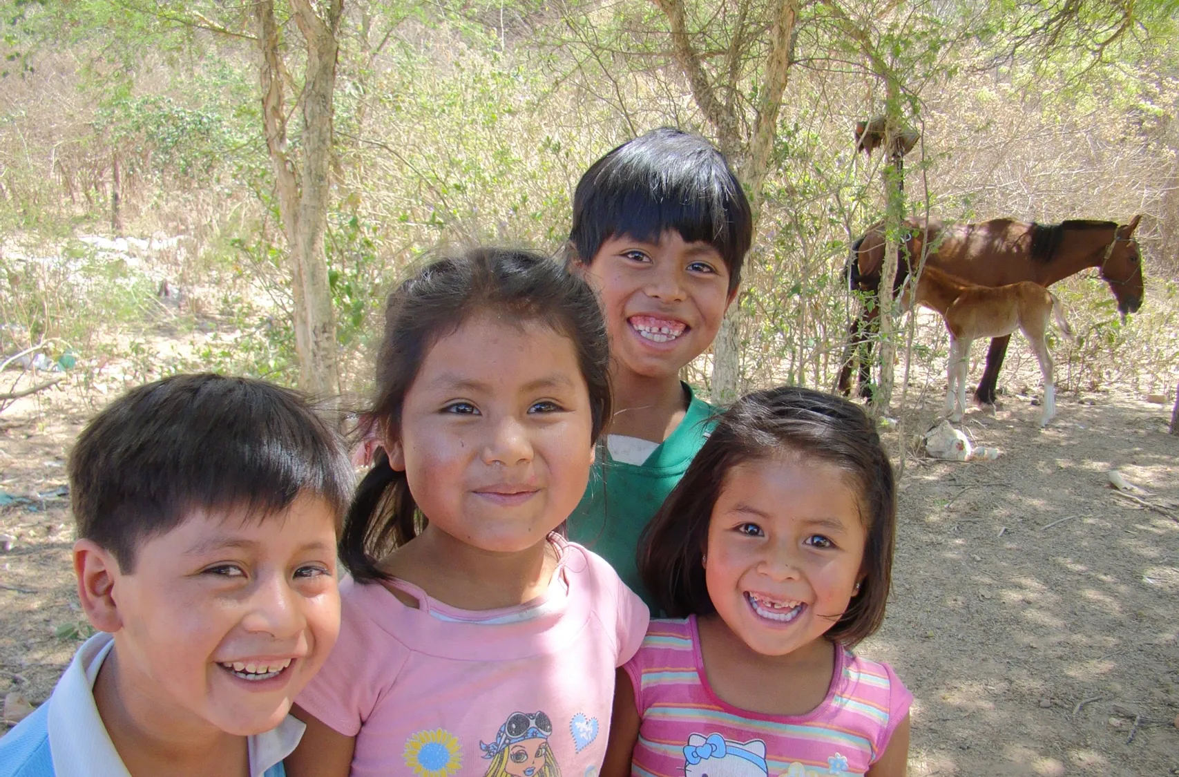 Voluntarios de la Fundación Intikillay en trabajo comunitario en Bolivia